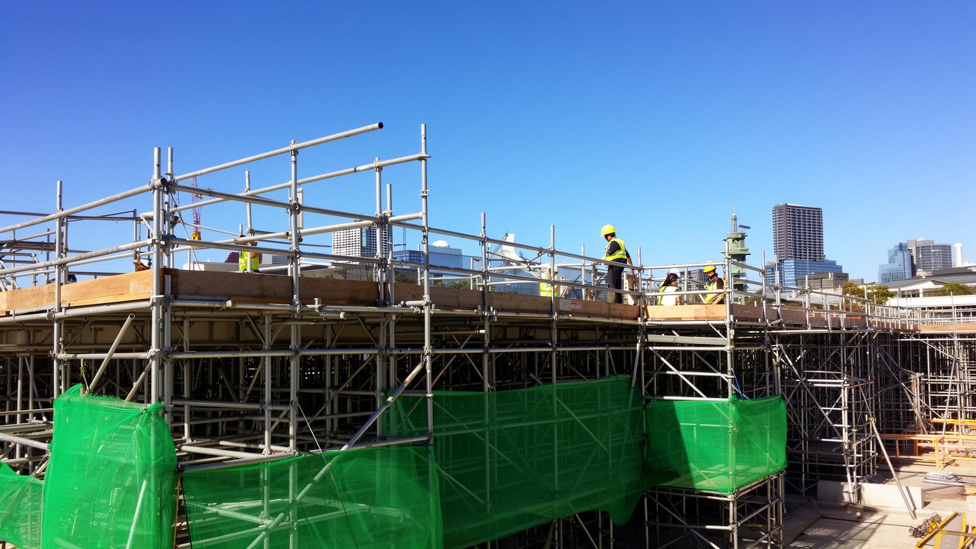 Modular scaffolding with safety netting and edge protection on an Australian commercial construction site — ISO 45001 certification for scaffolding contractors